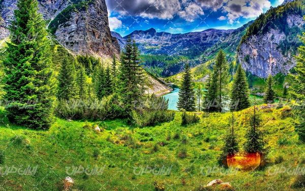 تصویر با کیفیت منظره دره سر سبز به همراه کوه و درختان سوزنی