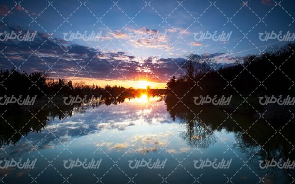 تصویر با کیفیت چشم انداز زیبای غروب خورشید و رودخانه
