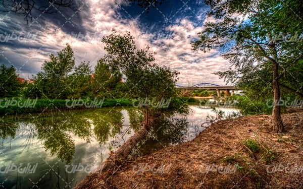 تصویر با کیفیت چشم انداز رودخانه به همراه آسمان آبی