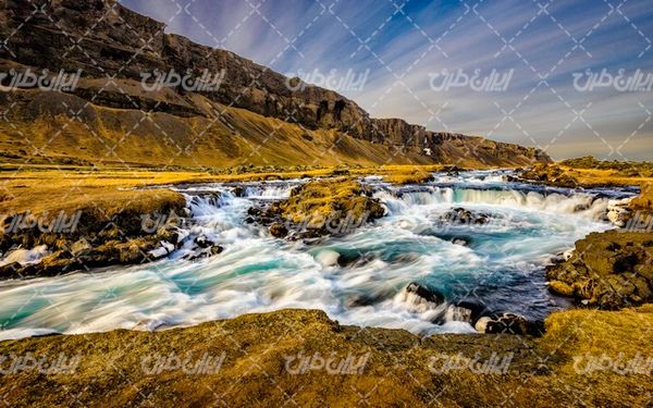 تصویر با کیفیت منظره رودخانه خروشان  و دره زرد رنگ