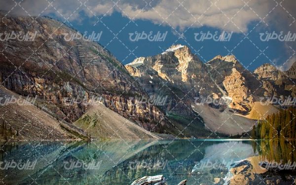 تصویر با کیفیت منظره زیبای کوهستان به همراه دریاچه و درخت