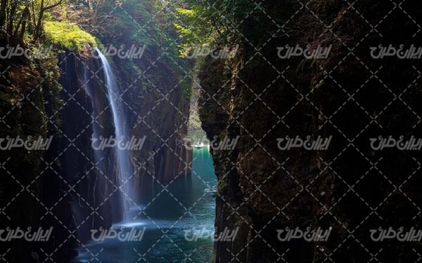 تصویر با کیفیت منظره دره زیبا و آبشار همراه با قایق پارویی