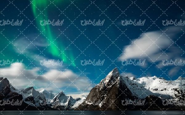 تصویر با کیفیت منظره شفق طبی و کوه پوشیده از برف