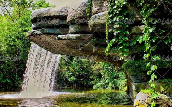 تصویر با کیفیت منظره آبشار زیبا به همراه درختان انبوه