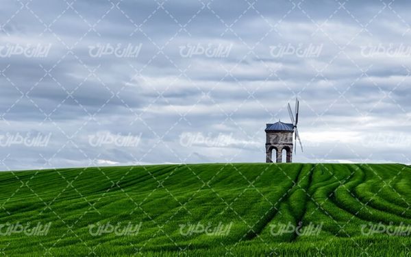 تصویر با کیفیت منظره آسیاب بادی به همراه مزرعه گندم
