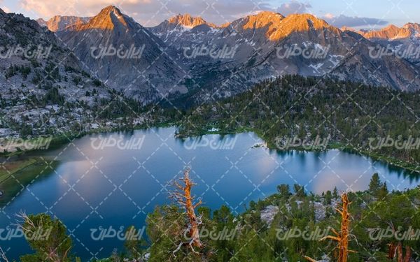 تصویر با کیفیت منظره زیبای دریاچه به همراه کوهستان