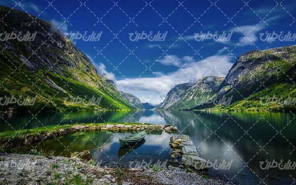 تصویر با کیفیت منظره زیبای رودخانه به همراه دریاچه و قایق