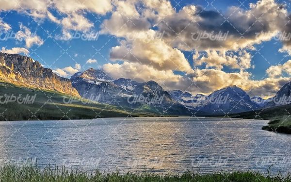 تصویر با کیفیت منظره زیبای دریاچه به همراه آسمان آبی و ابر