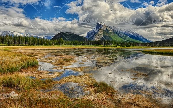 تصویر با کیفیت منظره زیبای دریاچه به همراه آسمان آبی و کوه