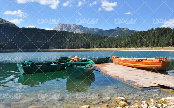تصویر با کیفیت منظره زیبای اسکله به همراه دریاچه و آسمان آبی
