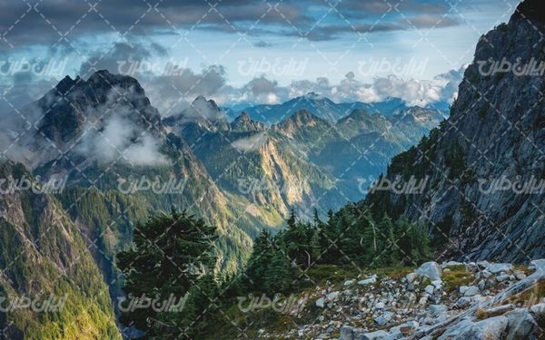 تصویر با کیفیت منظره زیبای قله به همراه کوهستان و جنگل