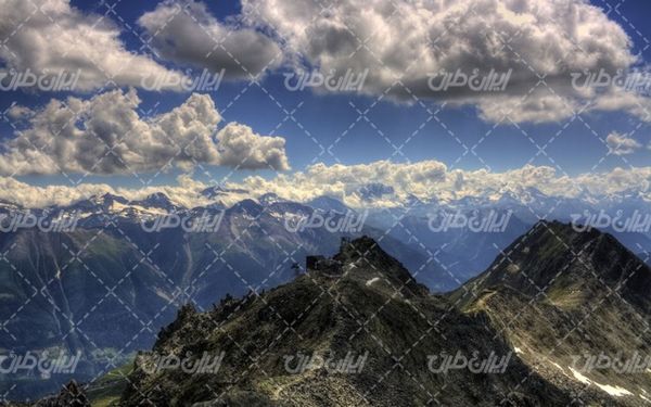 تصویر با کیفیت منظره زیبای قله به همراه کوهستان و جنگل