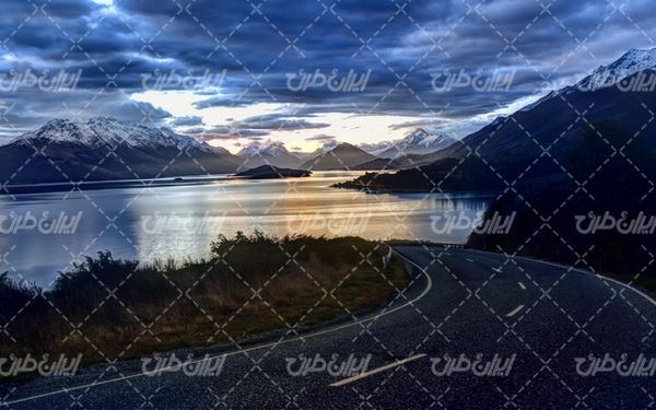 تصویر با کیفیت منظره زیبای کوهستان به همراه دریاچه و جاده