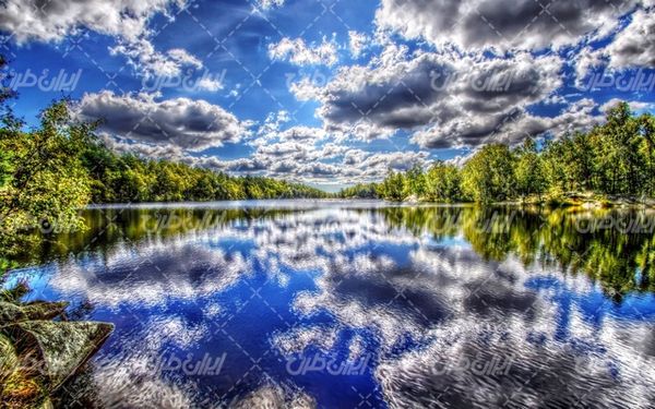 تصویر با کیفیت منظره زیبای دریاچه به همراه درخت و آسمان