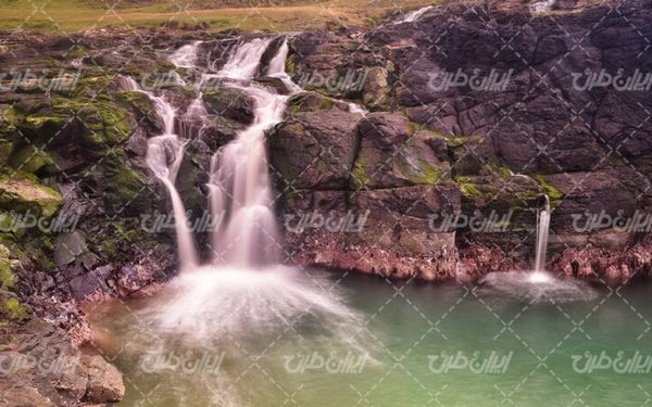تصویر با کیفیت منظره زیبای آبشار همراه با رودخانه و صخره