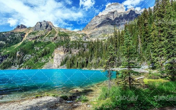 تصویر با کیفیت منظره زیبای فصل آسمان آبی همراه با کوه و دریاچه