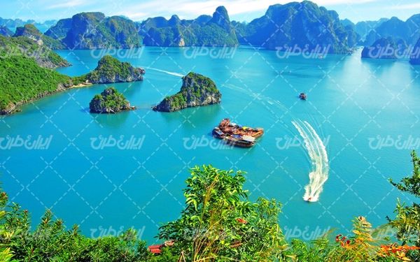 تصویر با کیفیت منظره زیبای دریاچه همراه با کشتی و کوههای بلند