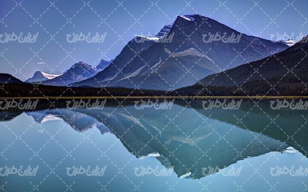 تصویر با کیفیت منظره زیبای دریاچه همراه با درخت و کوه