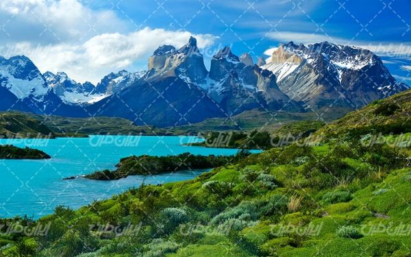 تصویر با کیفیت منظره زیبای کوهستان همراه با دریاچه