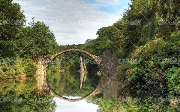 تصویر با کیفیت منظره زیبای پل سنگی همراه با زودخانه و جنگل