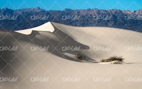 تصویر با کیفیت منظره زیبایفصل زمستان همراه با برف و صخره