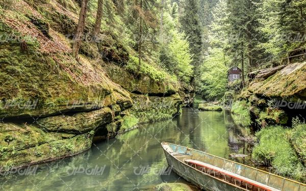 تصویر با کیفیت منظره زیبای روخانه همراه با قایق و دره زیبا