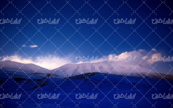 تصویر با کیفیت منظره زیبای کوه پوشیده از برف همراه با آسمان صاف شب