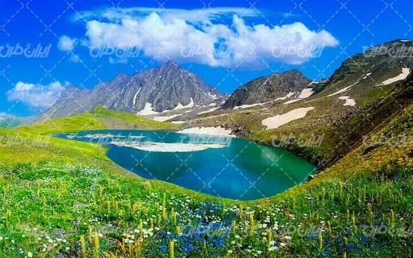 تصویر با کیفیت منظره زیبای فصل بهار همراه با کوه و آب