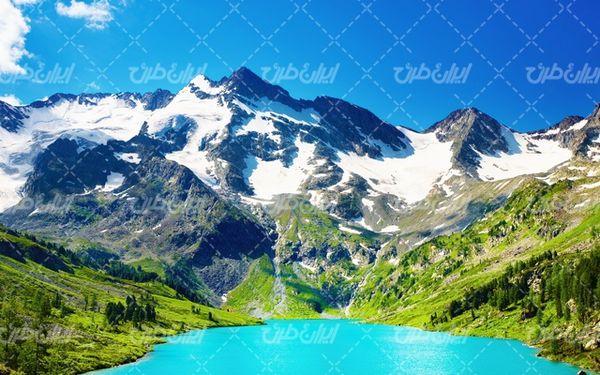 تصویر با کیفیت منظره زیبای دریاچه همراه با کوه و درخت