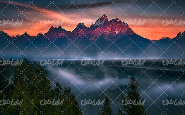 تصویر با کیفیت منظره زیبای غروب آفتاب همراه با کوه و درخت