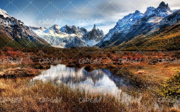 تصویر با کیفیت منظره زیبای زمستان همراه با آسمان آبی