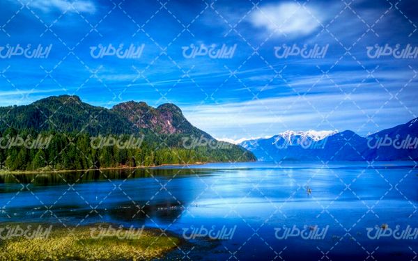 تصویر با کیفیت منظره زیبای دریاچه همراه با کوه و آسمان آبی