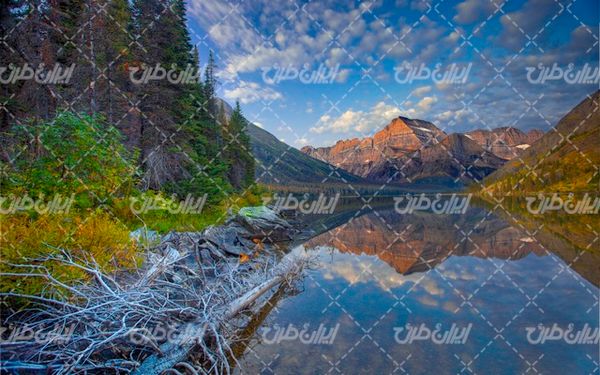 تصویر با کیفیت منظره زیبای دریاچه همراه با کوه و آسمان آبی