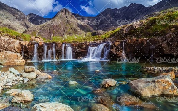 تصویر با کیفیت منظره زیبای رودخانه همراه با کوه و آبشار