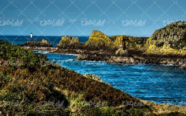 تصویر با کیفیت منظره دریا همراه با فانوس دریایی و موج دریا