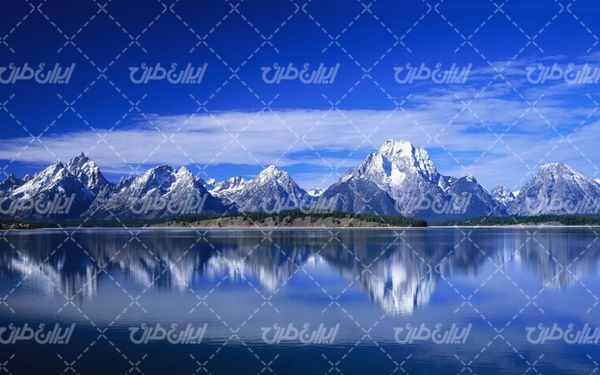 تصویر با کیفیت منظره دریاچه همراه با کوهستان و فصل زمستان