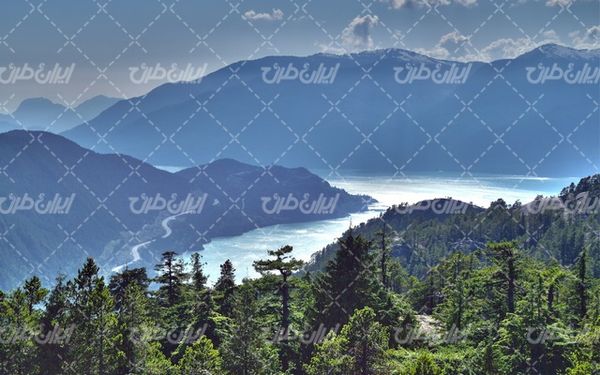 تصویر با کیفیت منظره دریاچه همراه با کوهستان و فصل زمستان