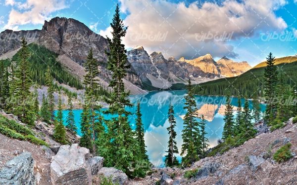 تصویر با کیفیت منظره دریاچه همراه با کوهستان و فصل زمستان