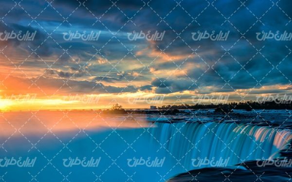 تصویر با کیفیت منظره آبشار همراه با غروب آفتاب و آب