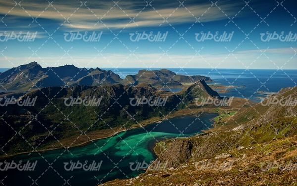 تصویر با کیفیت منظره کوه همراه با آسمان آبی و دریا
