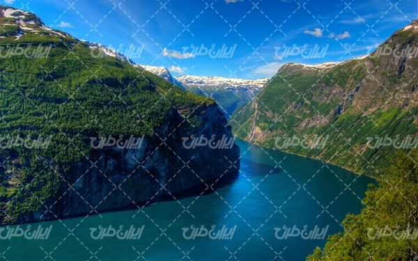 تصویر با کیفیت منظره رودخانه همراه با آسمان آبی و پوشش گیاهی