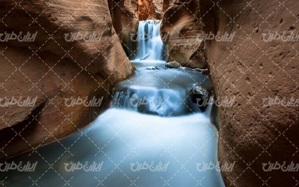 تصویر با کیفیت منظره آبشار همراه با رودخانه و صخره سنگی