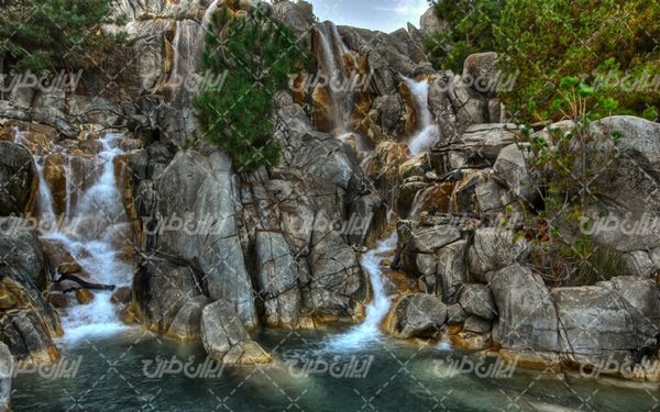 تصویر با کیفیت منظره رودخانه همراه با آبشار و صخره