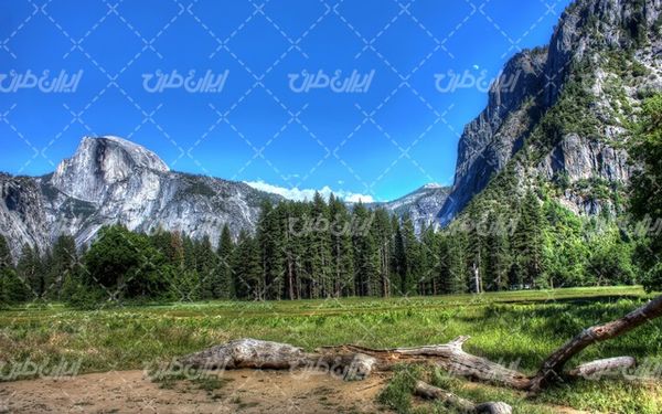 تصویر با کیفیت منظره آسمان آبی همراه با کوه و برف