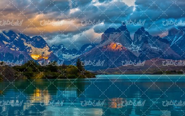 تصویر با کیفیت منظره دریاچه همراه با غروب آفتاب  درخت