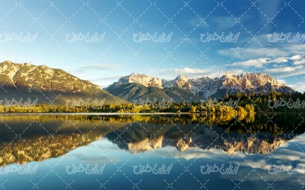 تصویر با کیفیت منظره دریاچه زیبا همراه با کوه و درختان
