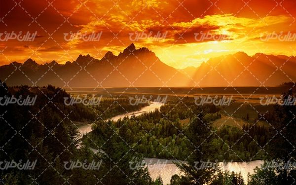 تصویر با کیفیت منظره غروب آفتاب همراه با کوه و آسمان نیمه ابری