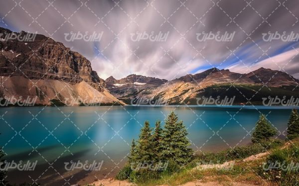 تصویر با کیفیت منظره دریاچه همراه با کوه و درختان