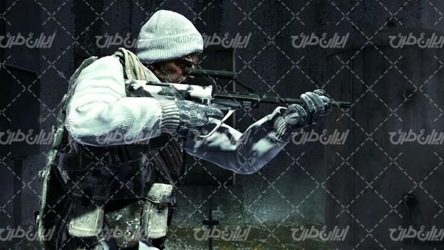 تصویر با کیفیت منظره سرباز در برف همراه با تفنگ دوربین دار