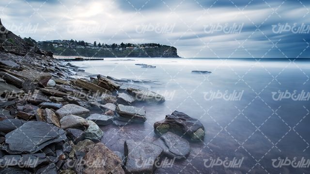 تصویر با کیفیت منظره جزیره همراه با ساحل دریا و سنگ